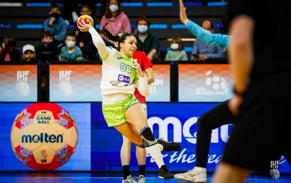 slovenska ženska rokometna reprezentanca, Slovenija : Poljska, Petra Kramar | Slovenke so klonile z golom razlike. | Foto IHF.com