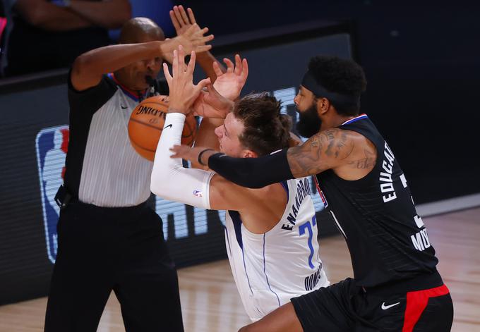 Marcus Morris je v seriji Dončića večkrat poskušal zaustaviti na nepravilen način. Prav tako mu je govoril grde reči, da bi mladega slovenskega košarkarja vrgel iz tira. | Foto: Reuters