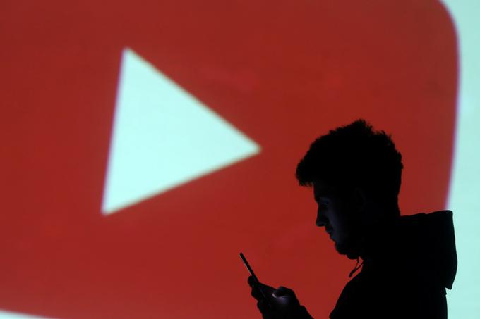 YouTube trdi, da več kot polovico prihodkov od oglaševanja vloži nazaj v skupnost. To pomeni, da si okrog 7 milijard evrov razdelijo tisti, ki ustvarjajo videoposnetke in jih objavljajo na YouTube. Avtorji bolj gledanih videoposnetkov seveda dobijo sorazmerno večji delež oglaševalskega denarja.   | Foto: Reuters