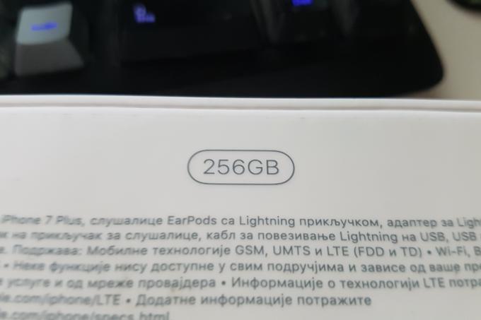 Na test smo sicer prejeli najdražji model letošnje generacije Applovih pametnih telefonov. Naš iPhone 7 Plus ima kar 256 gigabajtov prostora za shranjevanje podatkov. Po ceniku Telekoma Slovenije v prodaji brez sklenitve ali podaljšanja naročniškega razmerja stane 1.139 evrov, v e-trgovini pa je 40 evrov cenejši.  | Foto: Matic Tomšič