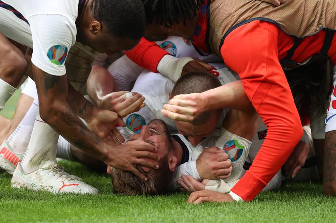 Veselje angleških reprezentantov po zadetku Harryja Kana za končnih 2:0. | Foto: Reuters