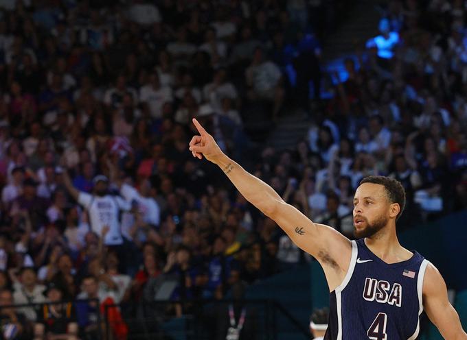 Stephen Curry je metal za tri točke 8/13, v zadnjih minutah pa je bil nezgrešljiv in ZDA  popeljal do varne prednosti. | Foto: Reuters