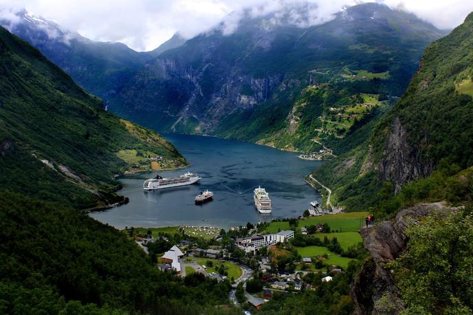 Norveška, Fjord, Geiranger | Geiranger je eno najbolj prometnih pristanišč na Norveškem. Na vrhuncu turistične sezone med majem in septembrom ga obišče tudi do dvesto križark z več tisoč potniki.  | Foto Pixabay