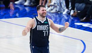 Navijači Dallas Mavericks niso obupali niti po bolečem porazu #video