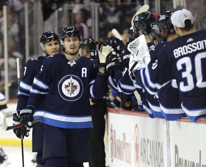 Zvezdnik Winnipega Mark Scheifele je z dvema zadetkoma in podajama pomagal Jets do razburljive zmage nad St. Louisom. | Foto: Reuters