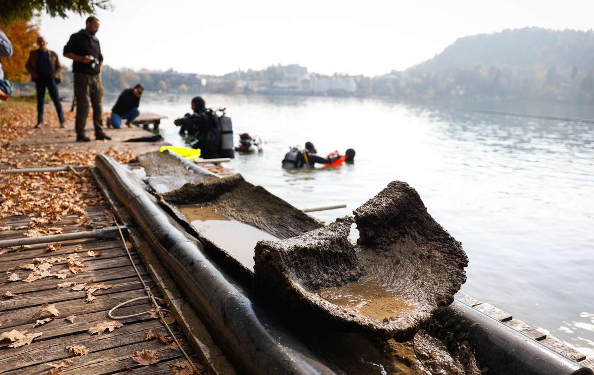 Bled deblak | Njegova posebnost je tudi ta, da je narejen iz macesnovega lesa. V celotni Evropi je namreč ob odkritih približno tri tisoč deblakih primerke iz macesna mogoče prešteti na prste ene roke. | Foto STA