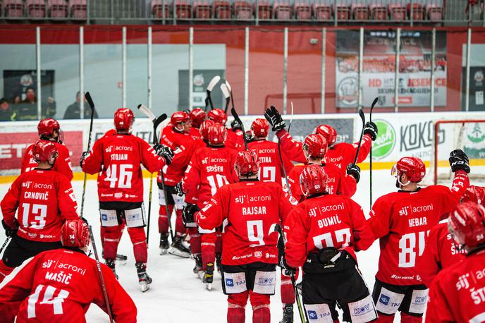 HDD Jesenice HK Olimpija | Jeseničani so v domači Podmežakli na prvi polfinalni tekmi državnega prvenstva s 5 : 0 premagali oslabljeni HK Triglav Kranj.  | Foto Peter Podobnik/Sportida