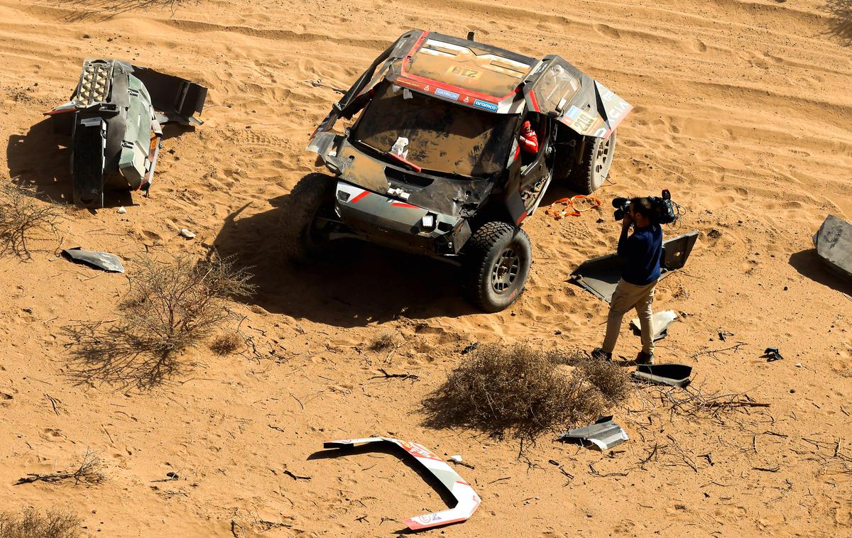 Sebastien Loeb, Dakar 2025 | Sebastien Loeb je končal Dakar 2025 v razbitinah, odnesel pa jo je srečno. Po etapi so ga diskvalificirali. | Foto Reuters