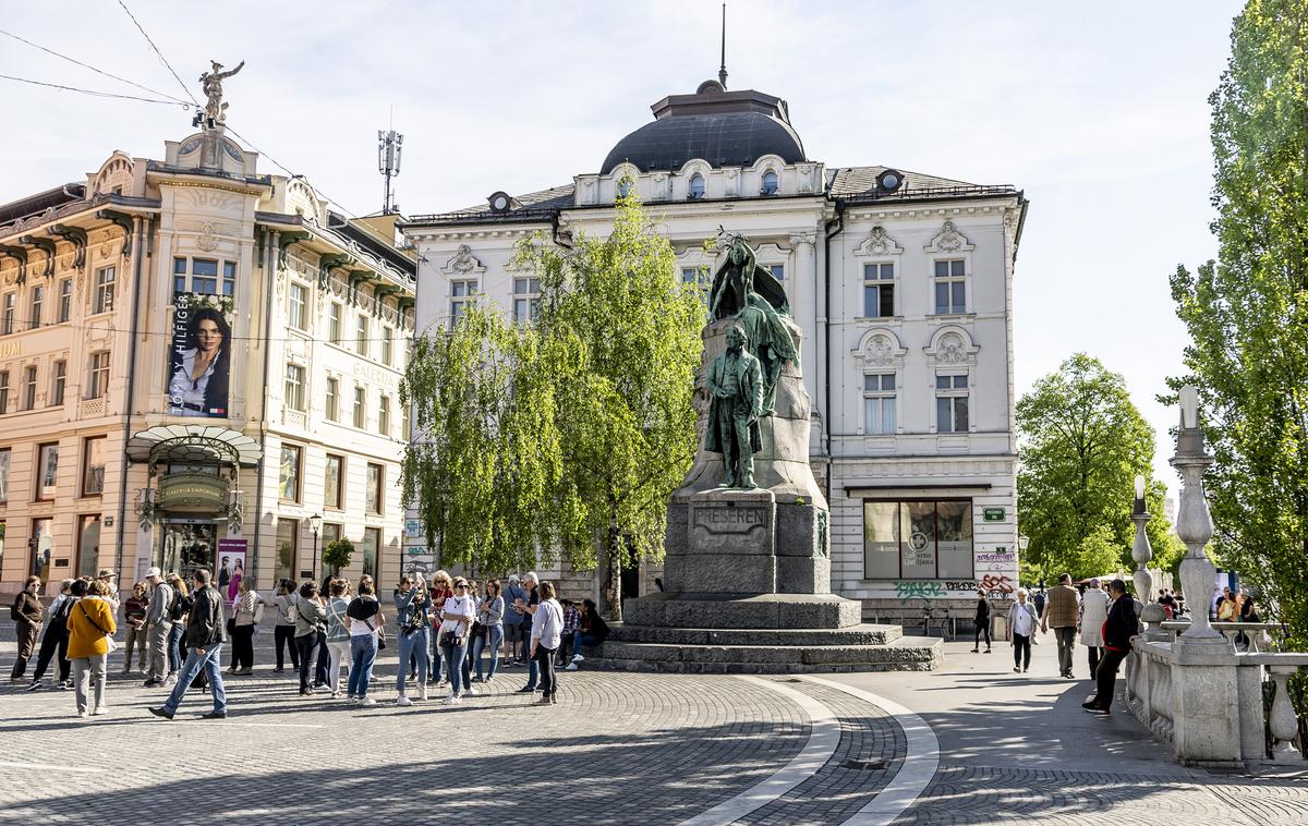 Ljubljana in gore | V primerjavi z lanskim majem se je število turističnih prenočitev v vseh vrstah turističnih občin povečalo. Najvišjo rast je bilo opaziti v občini Ljubljana, namreč 27-odstotno, kjer so dve tretjini prenočitev našteli v hotelih in podobnih nastanitvenih obratih. | Foto Ana Kovač