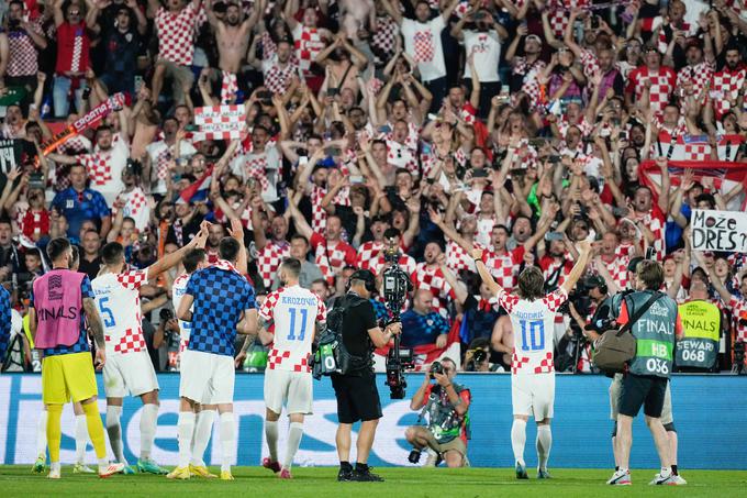 Kockaste je s tribun spodbujalo več tisoč privržencev. | Foto: Guliverimage/dpa