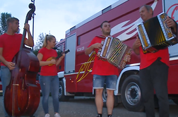 Navijači se že ogrevajo, tamburaši že v pripravljenosti #video