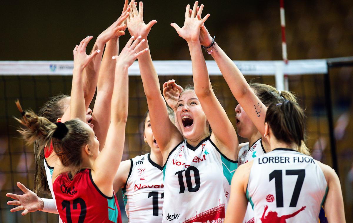 Nova KBM Maribor : Calcit Volley finale pokal Slovenije | Mariborčanke so tudi na drugi polfinalni tekmi Sip Šempeter premagale s 3:0 in se zanesljivo uvrstile v finale, v katerem jih čakajo branilke naslova iz Kamnika. | Foto Matic Klanšek Velej/Sportida