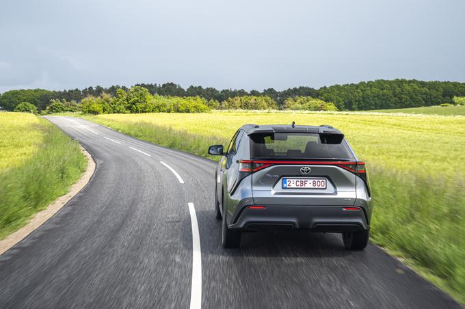 Novi bZ4X je za Toyoto kar pogumno in drzno oblikovan, predvsem pa je športni terenec, ki na cesti tudi po vpadljivosti najde svoje mesto. | Foto: Toyota