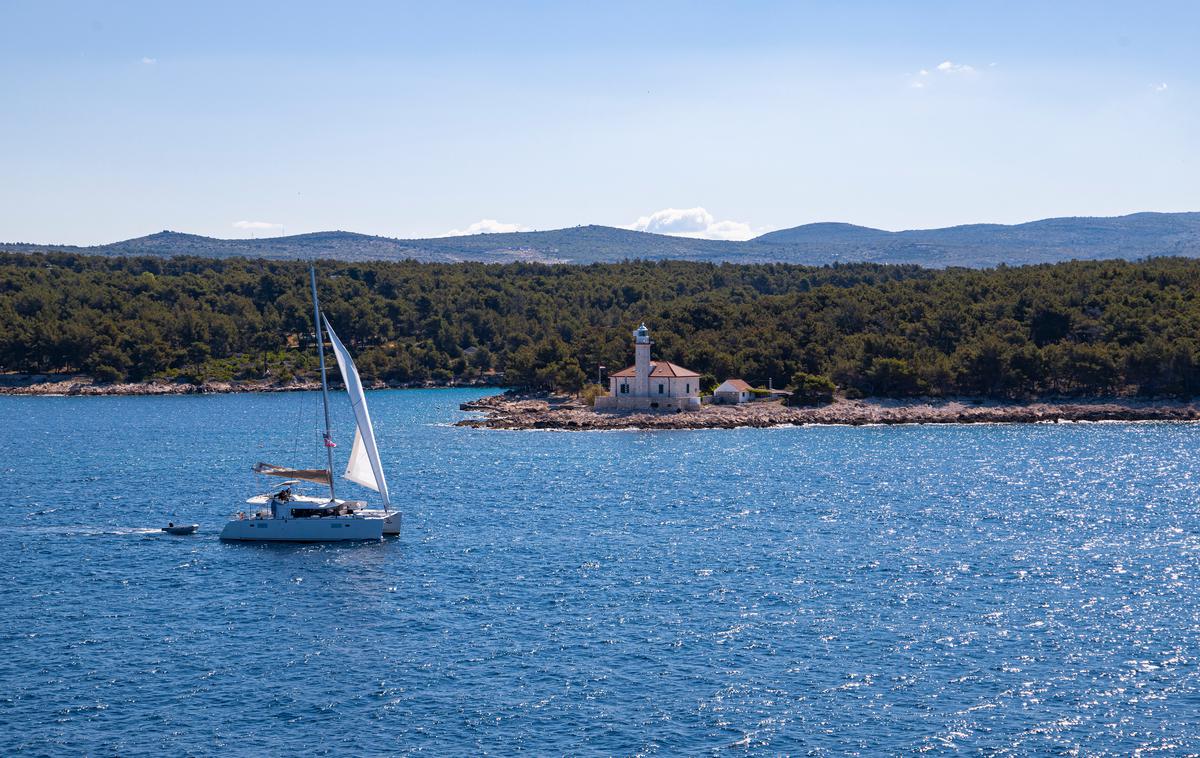 splitska vrata | Splitska vrata so ožina med srednjedalmatinskima otokoma Šolta in Brač. Poimenovana so po mestu Split, do katerega vodijo. | Foto Shutterstock