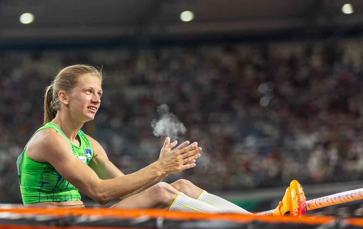 Tina Šutej, SP Budimpešta 2023 | Tina Šutej si na SP v Budimpešti želi osvojiti medaljo. Dobro pa se zaveda tudi, da bo za to morala skočiti nov državni rekord. | Foto Peter Kastelic/AZS