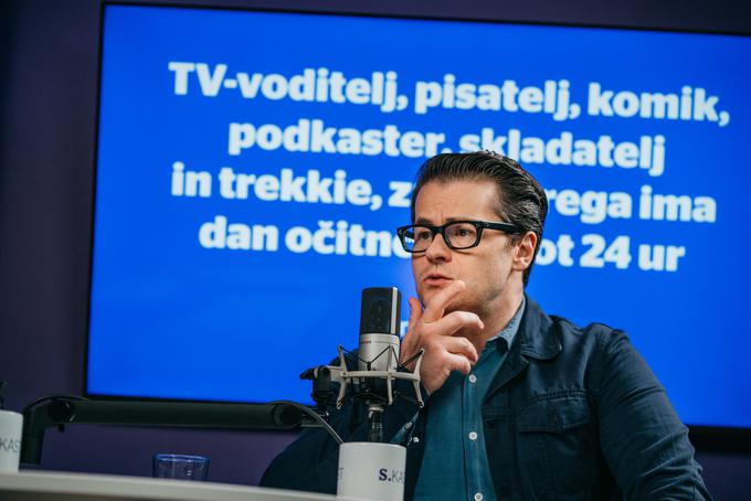 Jure Godler je najbolj poznan po televizijskem delu, zadnja leta pa ustvarja tudi serijo komičnih vohunskih romanov. | Foto: Jan Lukanović