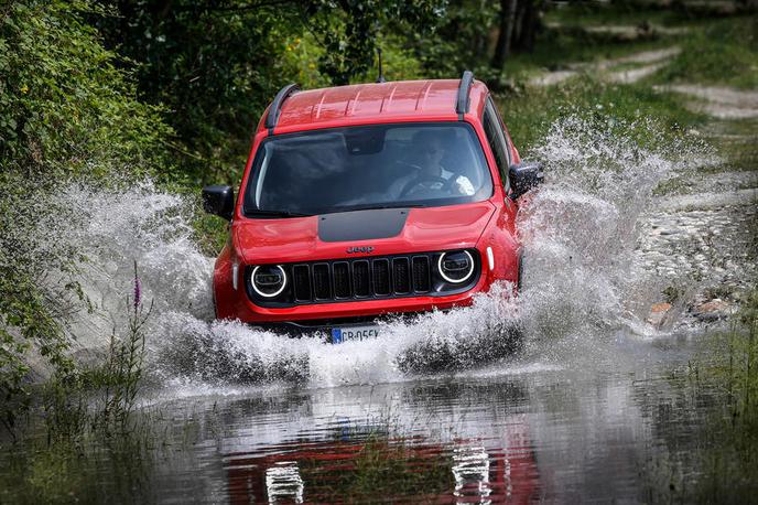 Jeep renegade in compass | Kljub priključno-hibridnemu pogonu je na voljo terenski paket trailhawk. | Foto Jeep