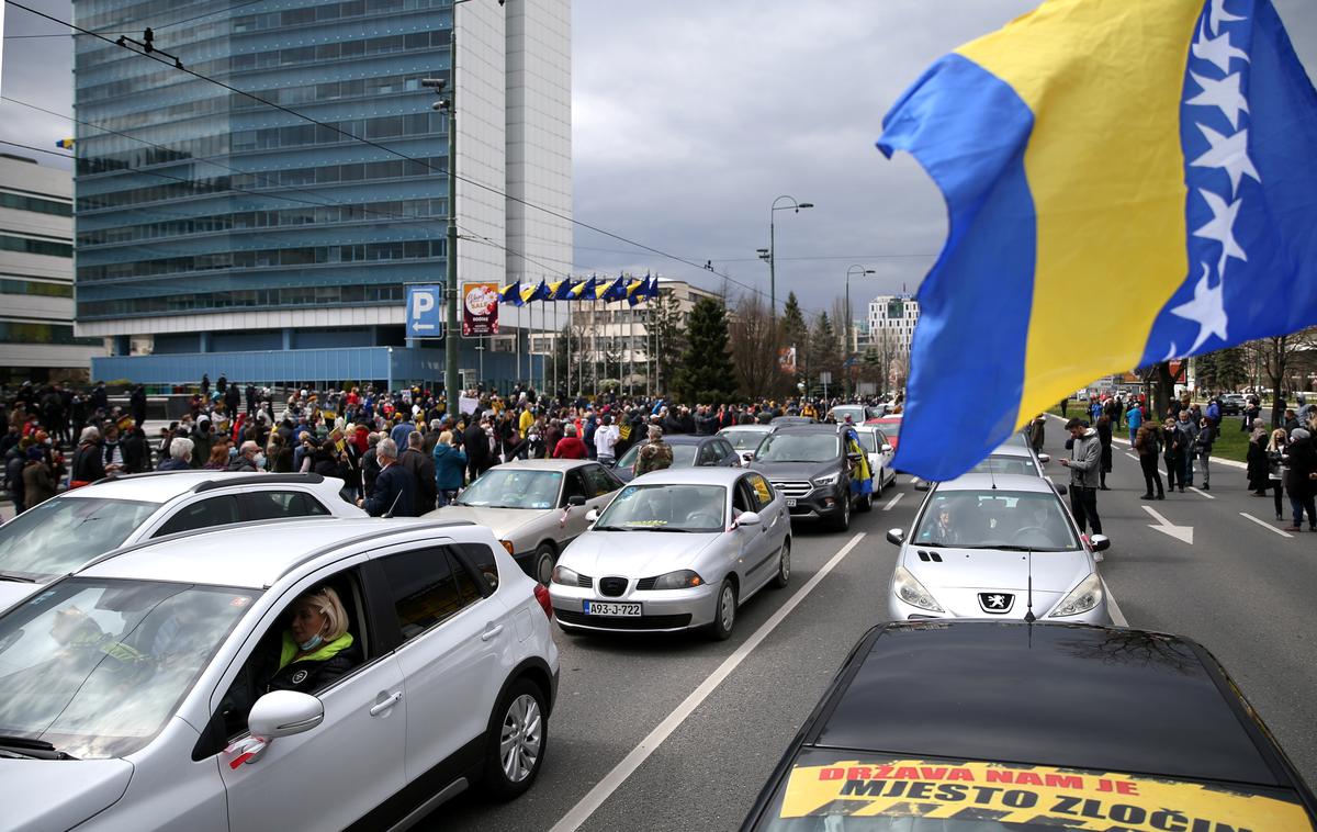 Sarajevo BIH | Okoli tisoč ljudi je medtem na protestu v Sarajevu danes zahtevalo odstop sveta ministrov BiH in vlade Federacije BiH zaradi slabega upravljanja epidemije. | Foto Guliverimage