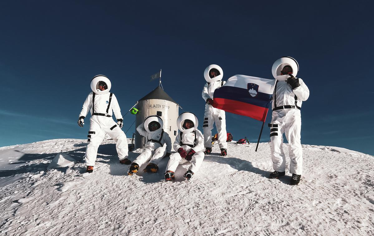 Pust Kredarica Triglav | Če ste se včeraj zarana povzpeli na Triglav, ste bili lahko priča neobičajnemu prizoru. Vrh Slovenije so namreč osvojili tudi pustni astronavti. | Foto Tjaša Štanta