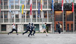 Akcija pred državnim zborom: policisti lovili moškega #foto