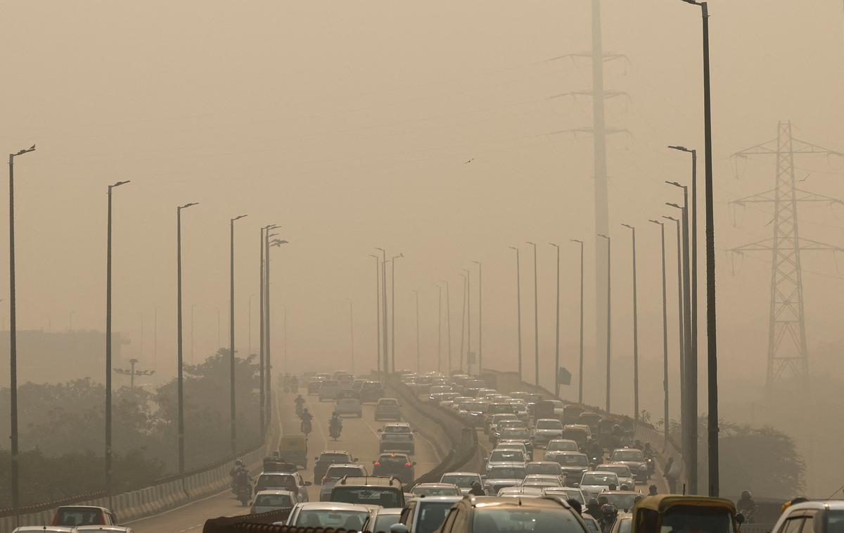 New Delhi | V prestolnici redno omejujejo gradbene dejavnosti, prav tako vstop tovornjakov z dizelskim motorjem iz drugih delov države. Eden od ukrepov je tudi pršenje vode s tovornjakov, da bi kakovost zraka z dušečim in gostim smogom vsaj kratkotrajno izboljšali. | Foto Reuters