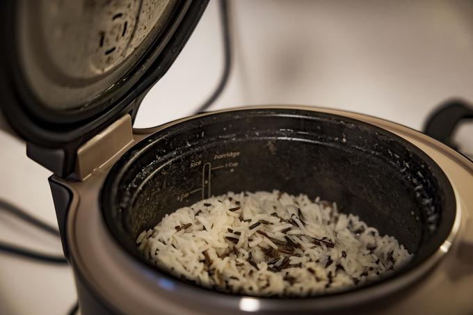 Kuhalnik riža Lauben Low Sugar Rice Cooker 1500AT obljublja do 40 odstotkov manj sladkorja iz škroba v pripravljenem rižu, saj ga med kuhanjem para izpere, nato ga preprosto odlijemo z odvečno vodo. | Foto: Ana Kovač