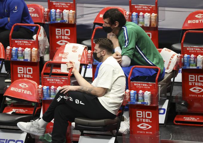 Luka Dončić je na klopi v družbi velikega prijatelja Bobana Marjanovića, ki proti Indiani ni stopil na parket, spremljal poraz soigralcev. | Foto: Reuters