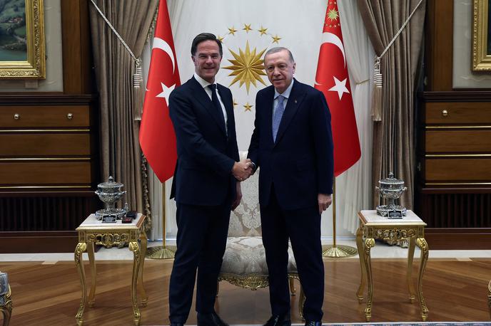 Mark Rutte, Recep Tayyip Erdogan | Generalni sekretar Nata Mark Rutte je Turčiji čestital tudi za uspešno končano poveljevanje Natovi mirovni misiji Kfor na Kosovu in dejal, da je prispevek turških vojakov "ključen za ohranjanje varnega okolja za vse na Kosovu". | Foto Reuters