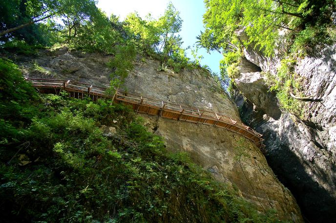 Pokljuška soteska pohodništvo | Juliana Trail, nova povezovalna pot, ki obkroži Julijske Alpe, se je izkazala za pravo poletno uspešnico. Na fotografiji: Pokljuška soteska.  | Foto Aleš Zdešar (www.slovenia.info)