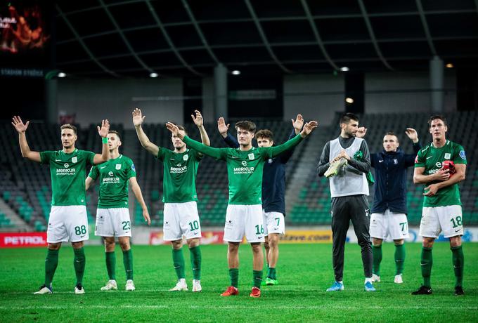 Ob aplavzu Green Dragons pod severno tribuno Stožic po koncu sredine tekme. | Foto: Vid Ponikvar