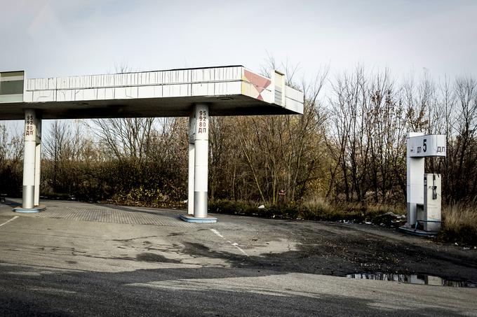 Ob poti je kar precej povsem požganih in uničenih bencinskih črpalk. | Foto: Ana Kovač