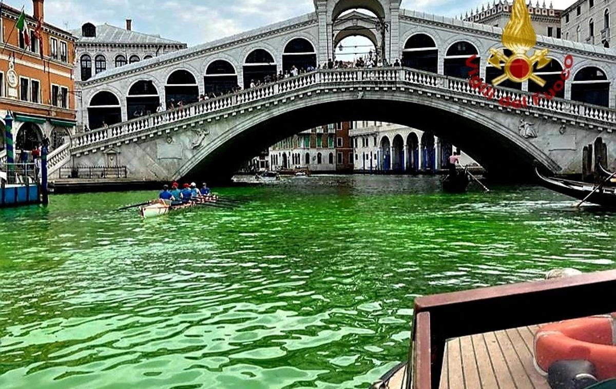 Benetke, zelena voda, kanal, aktivisti | Policija medtem preverja, ali bi lahko bila današnja akcija protest okoljskih aktivistov, je poročal lokalni časnik La Nuova Venezia. | Foto Reuters