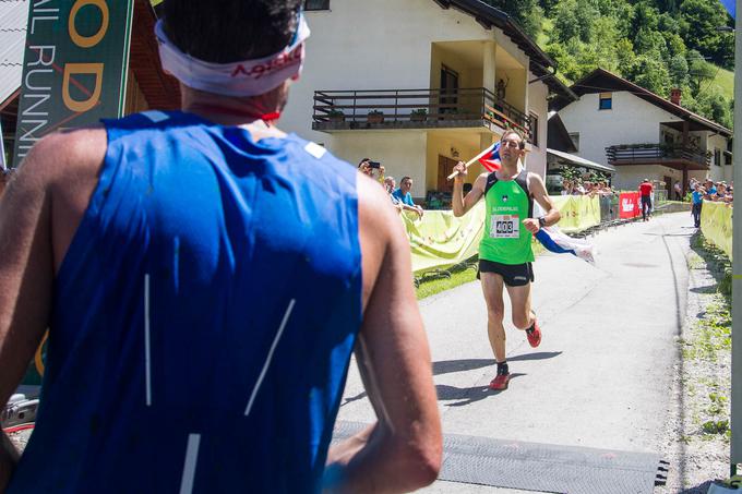 Mitja Kosovelj je tik pred ciljem še padel, a vseeno s slovensko zastavo ponosno pritekel do brona. | Foto: Peter Kastelic