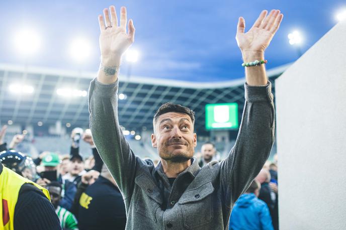 Olimpija Maribor Albert Riera | Na račun trenerja Alberta Riere je poln hvale tudi kapetan Timi Max Elšnik, ki je prepričan, da je Španec naredil vse igralce Olimpije boljše. Tudi njega. ''Je trener, ki vidi, kaj ima na razpolago, in se ekipi prilagodi,'' poudarja Elšnik. | Foto Grega Valančič/Sportida