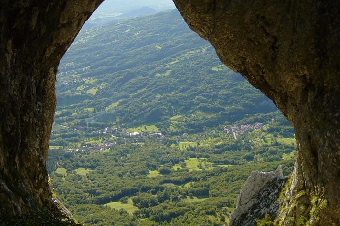 Otl | Naravni kraški most Otliško okno je priljubljena izletniška točka, ki ponuja razglede na Vipavsko dolino. | Foto TIC Ajdovščina