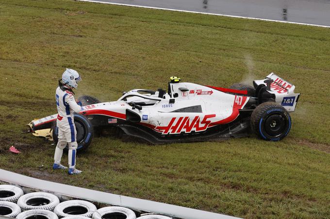 Mick Schumacher je na prvem treningu zletel s steze in obtičal v peščeni izletni coni. | Foto: Reuters