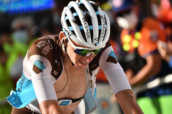 Romain Bardet | Karavana Dirke po Franciji je vedno bolj zdesetkana. Ponoči se je zaradi pretresa možganov poslovil še Francoz Romain Bardet.  | Foto Reuters