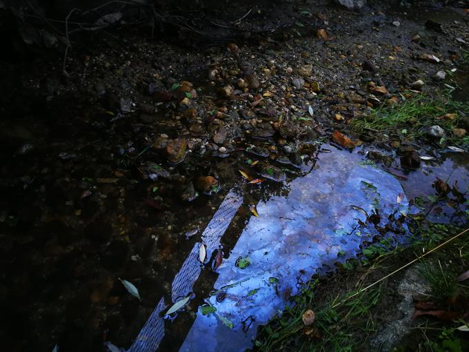 Oljni madeži so bili v potoku opaženi 9. 9., ko je bila bližnja plaža polna kopalcev. Okoljski inšpektorat poziva vse, naj tovrstne madeže nemudoma prijavijo na telefonski številki 112.  | Foto: Siol.net/ A. P. K.