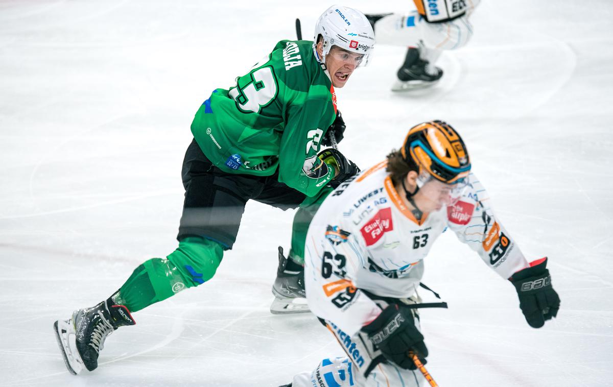 HK Olimpija : Black Wings Linz | Hokejisti Olimpije so vse bolj oddaljeni od mest, ki vodijo v dodatne boje za končnico. Danes so doma z 2:5 izgubili proti Linzu. | Foto HKO/Domen Jančič