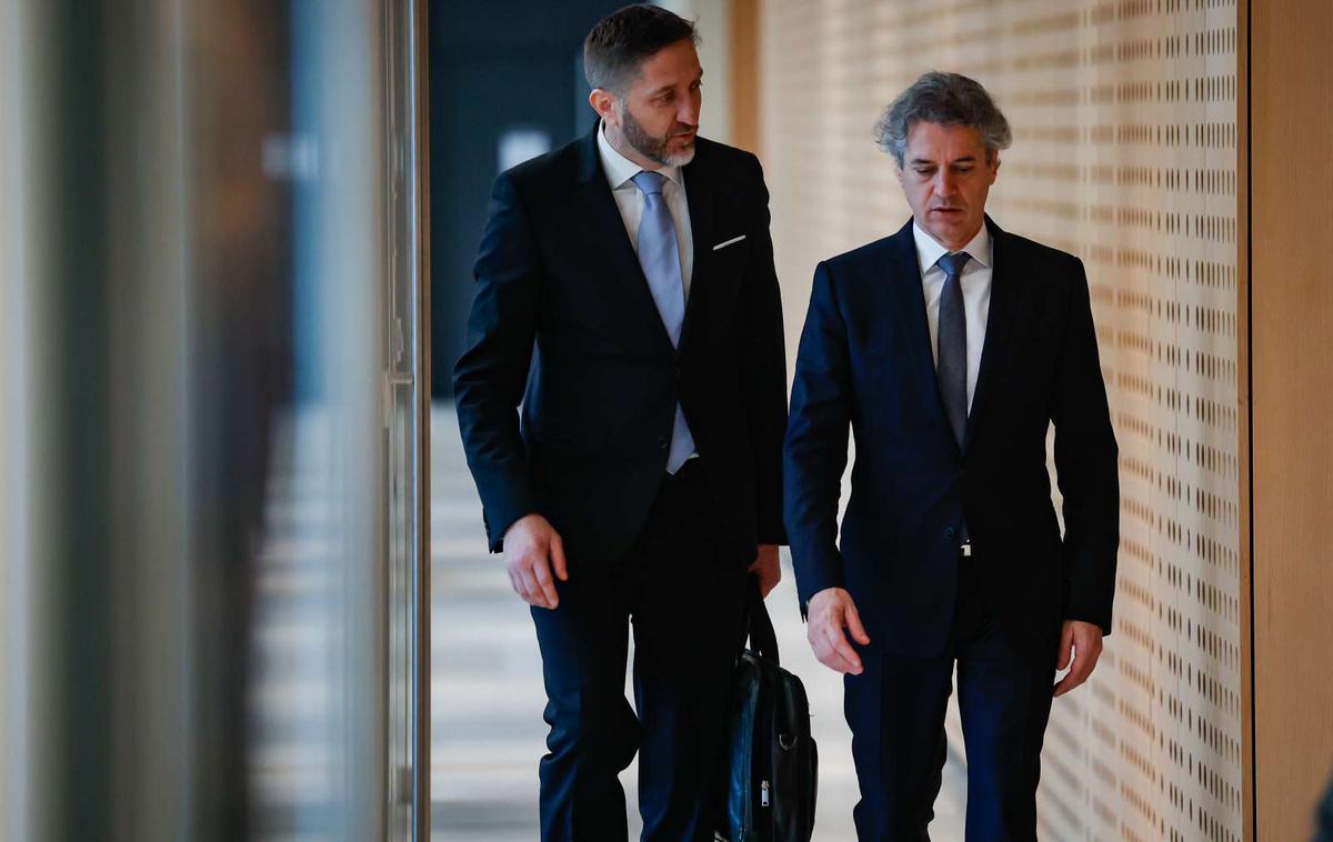 Robert Golob, Klemen Boštjančič | Predlog proračunov sta 10. oktobra na izredni seji DZ predstavila predsednik vlade Robert Golob in finančni minister Klemen Boštjančič. Za leto 2025 je ob osemodstotni rasti porabe predvidenih 15,2 milijarde evrov prihodkov, leto pozneje naj bi se zvišali na 15,9 milijarde evrov. Primanjkljaj naj bi se z 2,6 odstotka BDP znižal na 1,6 odstotka BDP. | Foto STA