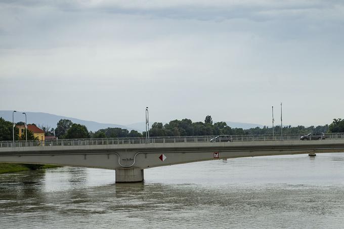 Prleška proga prečka Dravo malo pred Ptujem. | Foto: Ana Kovač