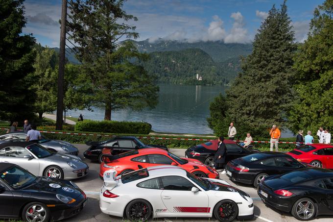 Razglednica z Bleda, na kateri je kolona porschejev, bo verjetno krasila marsikatero vitrino ljubiteljev te legendarne avtomobilske znamke. Gre za pomembno promocijo naše države in zavedanje, da je kljub majhnosti trga pri nas močno razvita kultura tehnike in odnosa do mobilnosti. Slovenci smo narod tehnične kulture, kar je bilo mogoče čutiti tudi na Bledu.  | Foto: Klemen Korenjak