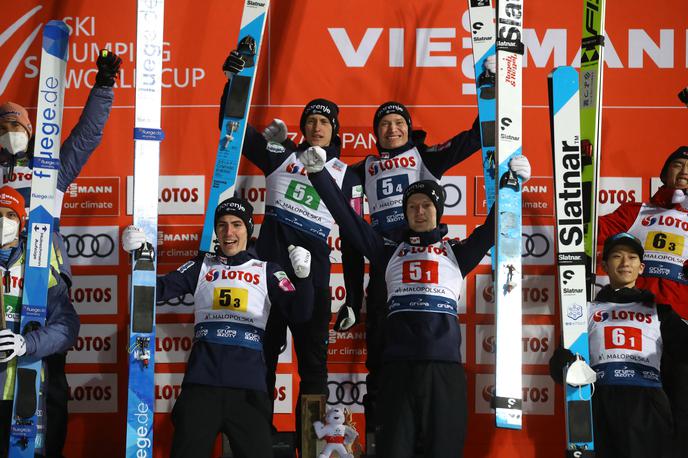 Zakopane zmaga Slovenije Lanišek Prevc Zajc Kos | Lanišek, Peter Prevc, Kos in Zajc so Sloveniji priskakali zmago. | Foto Reuters