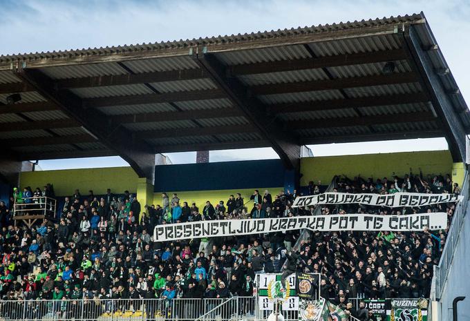 Navijači Olimpije so na tekmi v Domžalah razvili več pomenljivih transparentov. | Foto: Vid Ponikvar