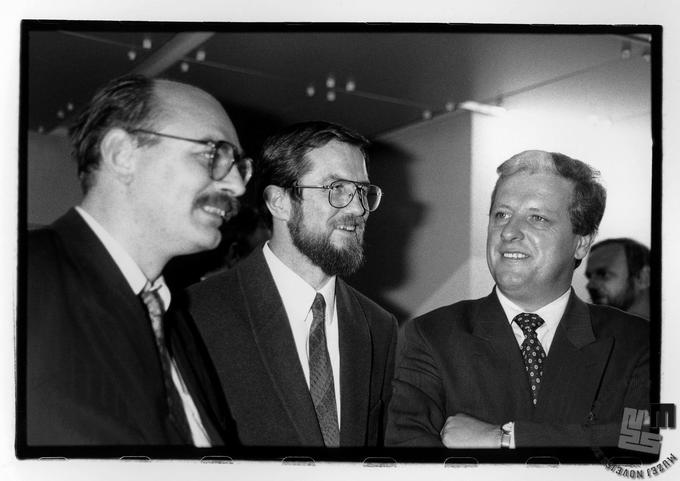 Krščanski demokrat Ivan Bizjak (skrajno desno) je bil drugouvrščeni kandidat leta 1992. Ob njem Lojze Peterle in Borut Sommeregger. | Foto: Tone Stojko, hrani Muzej novejše zgodovine Slovenije