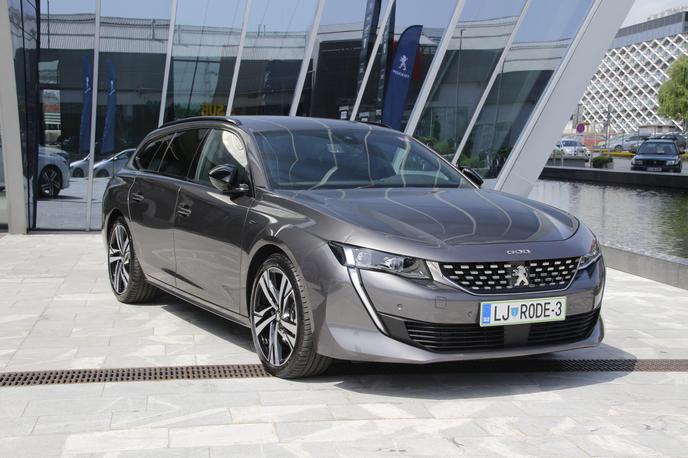 peugeot 508 SW | Hiter pogled na sprednji del peugeota 508 SW razkriva enako sliko kot pogled na limuzinskega 508. Žarometa pri opremi GT line samodejno menjata svetlobni snop s tehnologijo full LED. | Foto Aleš Črnivec