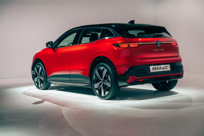 Renault ima trenutno med kompaktnimi križanci priključnohibridnega capturja, tale megane e-tech pa bo povsem električna rešitev. | Foto: Renault