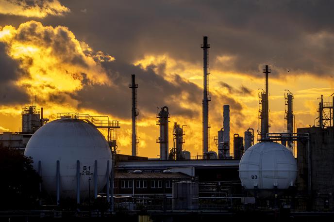 BASF | Nemški BASF, ki je največji kemični koncern na svetu, zapira obrate v Nemčiji, na Kitajskem pa gradi veliko tovarno. Na fotografiji je tovarna v Ludwigshafnu, kjer je sedež koncerna. | Foto Guliverimage