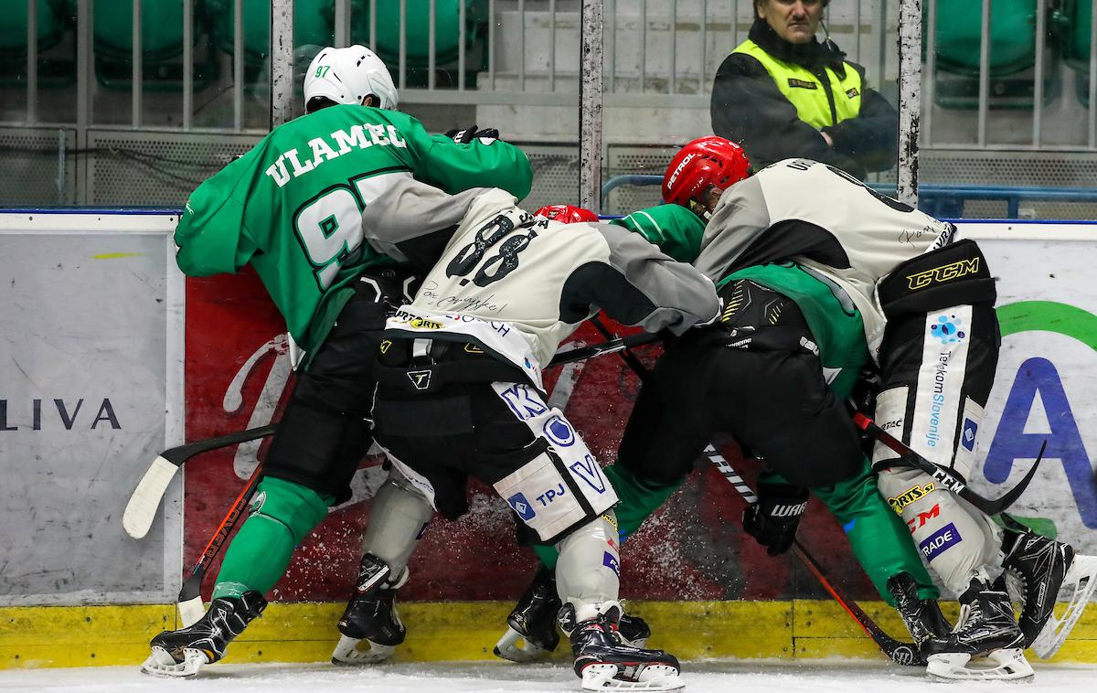 Olimpija Jesenice | Hokejisti HK SŽ Olimpija so še četrtič v sezoni premagali HDD Sij Acroni Jesenice. Slabo minuto pred koncem rednega dela je tekmo z zadetkom za 4:3 odločil Sašo Rajsar. | Foto Matic Klanšek Velej/Sportida