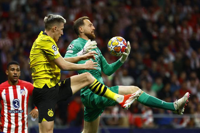 Jan Oblak je imel na prvi četrtfinalni tekmi proti Borussii veliko sreče. Jamie Bynoe-Gittens in Julian Brandt sta na dvoboju v Madridu zatresla okvir vrat. Tako so Atletico od tega, da bi Borussia izenačila na 2:2, reševali centimetri. | Foto: Reuters